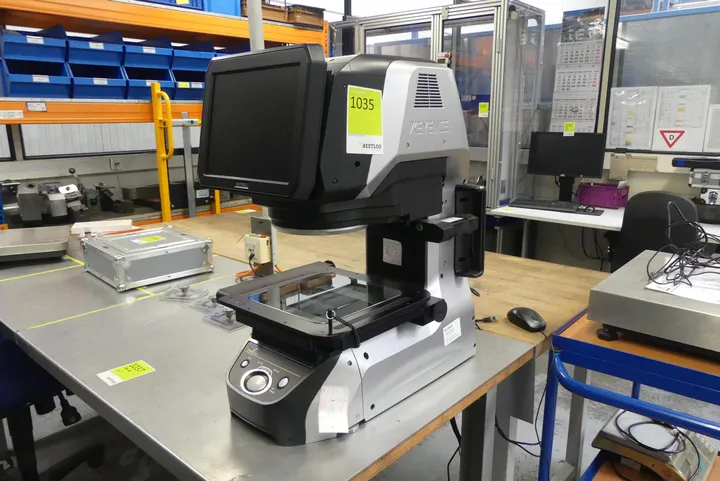 Keyence - Optisches Messsystem / Bildverarbeitungs-Messgerät Modell: IM-7020